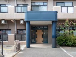 落ち着いた雰囲気のエントランス