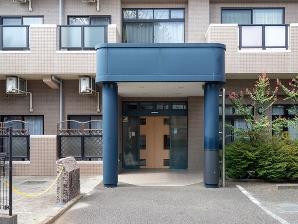 落ち着いた雰囲気のエントランス
