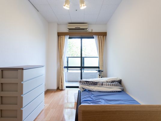 明るい個室の居室