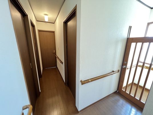 手すりがある廊下