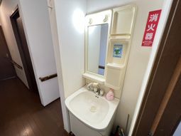 手洗い場のシンプルな洗面台