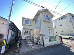 明るい外観の建物