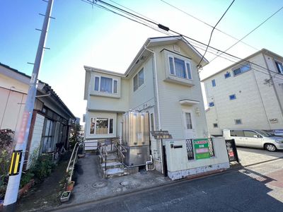 白が基調の建物