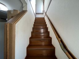 手すり完備の階段