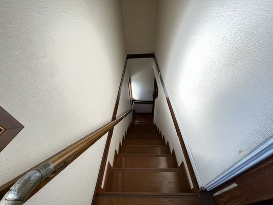 手すり付きの階段