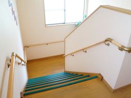 手すり付きの階段