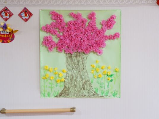 壁に飾られた桜のアート作品