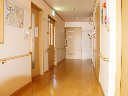 清潔感のある廊下の一角