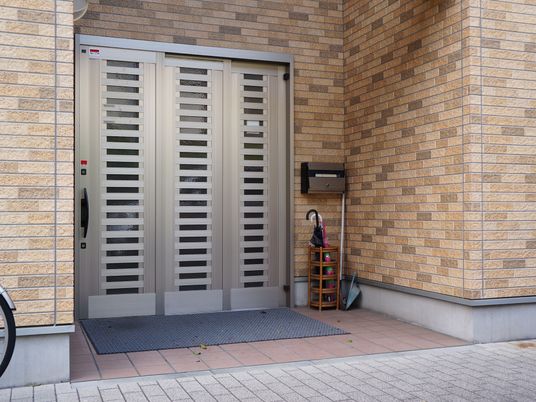施設の入り口と郵便受け