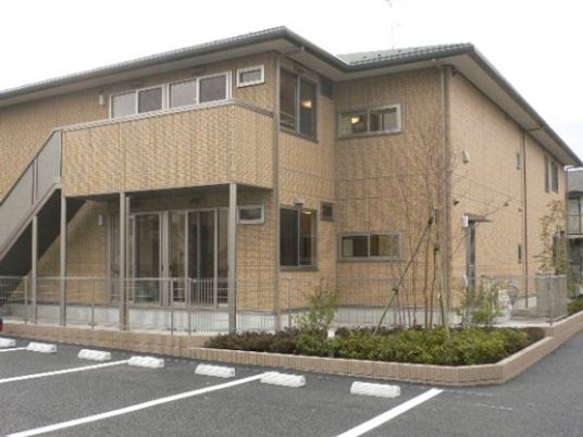茶色の建物の外観