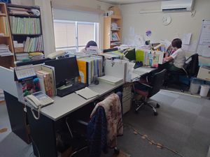 スタッフが業務に励む事務室