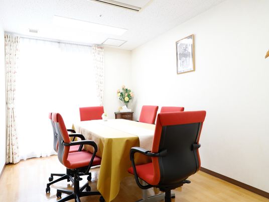 赤い椅子のある明かりの部屋