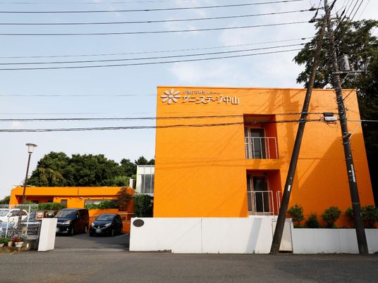 オレンジ色の建物外観