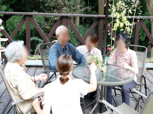 テラスでくつろぐ人々