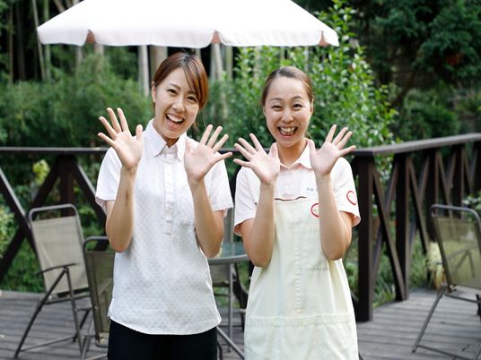 笑顔のスタッフ２人
