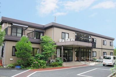緑に囲まれた建物外観