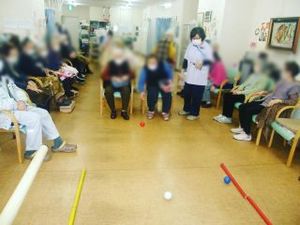 ゲームを楽しむ人々の室内