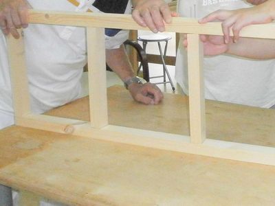 手仕事の様子を説明する机
