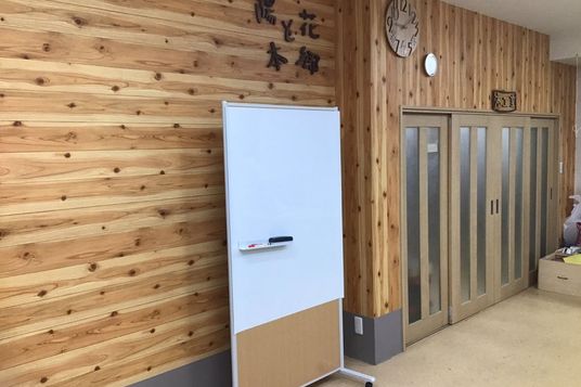 温もりある木材の壁