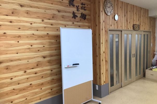 温もりある木材の壁