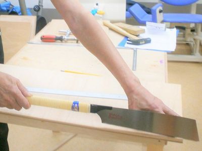 木工作業を行う手元