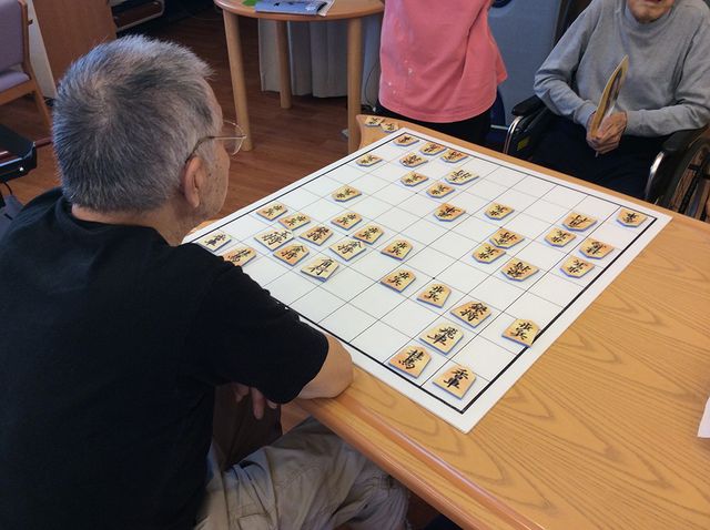 将棋を楽しむ様子の多目的室