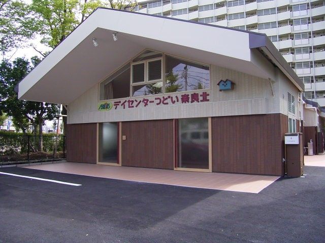 明るい建物の外観 外観 明るい色合いの外観が魅力的な施設です。広々とした造りで、快適に過ごせます。
