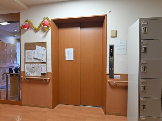 廊下のエレベーター