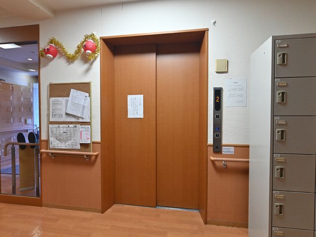 廊下のエレベーター エレベーター エレベーター周りは清潔で明るく、利用しやすい環境が整っています。情報掲示板も充実しており、職員の方々の気配りが感じられます。