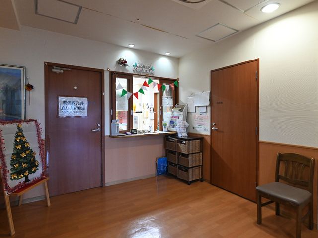 フロント周りの暖かみのある空間 受付 季節の飾りつけが施された受付エリアは、来訪者と職員のコミュニケーションの中心地です。アットホームな雰囲気が、やる気につながります。