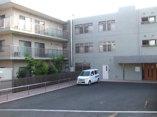 施設の外観と駐車スペース