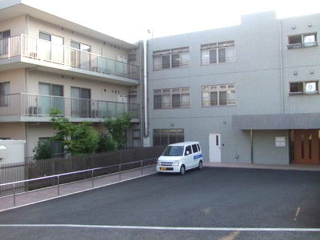 施設の外観と駐車スペース 外観 清潔感のある施設前には広々とした駐車スペースがあり、通勤も便利です。