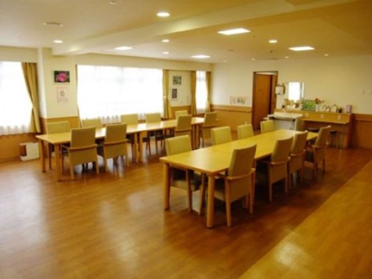 温かみのある居心地の良い食堂