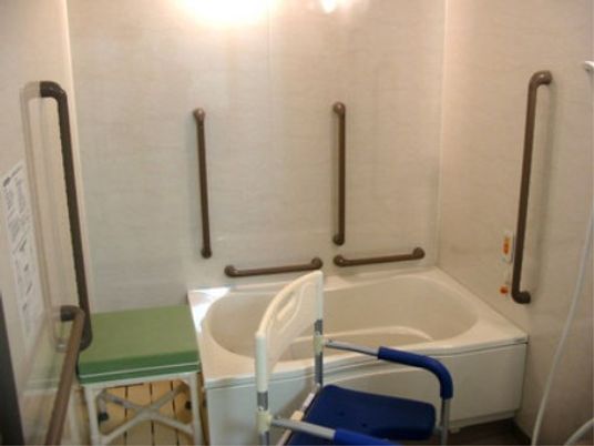 バリアフリー設計の浴室