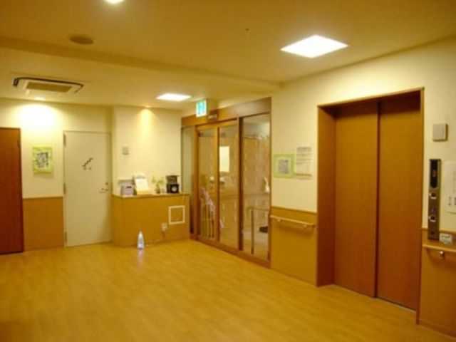 廊下とドアの明るい空間 ロビー 清潔感が漂う廊下です。移動しやすい設計が、職員の快適な勤務環境を支えています。