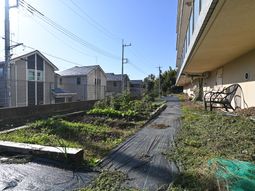 施設の庭先とベンチ