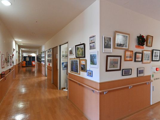 廊下の壁に絵画飾り