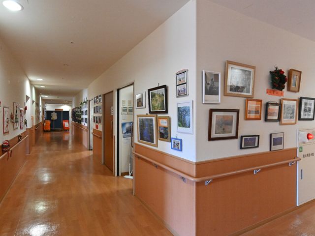 廊下の壁に絵画飾り 廊下 廊下は清潔感があり、壁には様々な絵画が飾られ、心地よい雰囲気を演出しています。ゆったりと歩くことのできる広々とした通路をご確認いただけます。