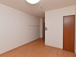 シンプルな居室の内観