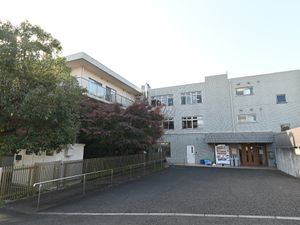 緑豊かな施設外観