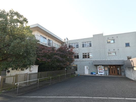緑豊かな施設外観