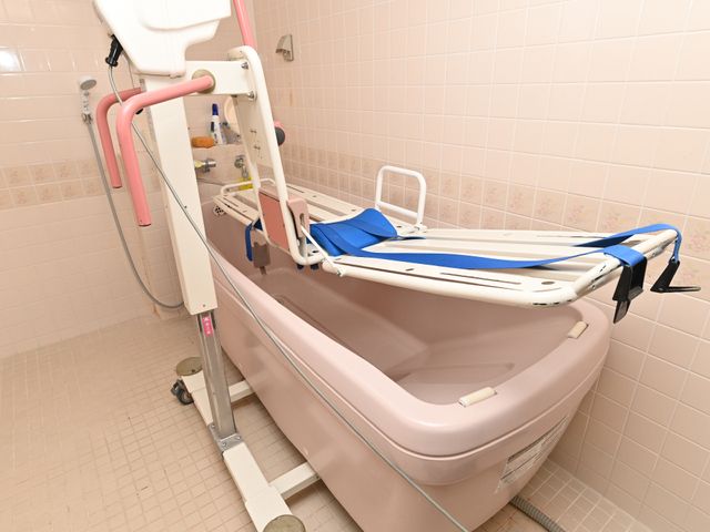 バリアフリー浴室設備 機械浴槽 安全に配慮された最新のリフト式浴槽で、安心安全な入浴サポートを実現しています。利用者の快適さを第一に考えた設計が魅力です。
