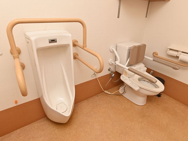 バリアフリートイレ設備 トイレ 手すり完備の安全設計トイレです。どなたも安心してご使用いただけるよう工夫が凝らされています。