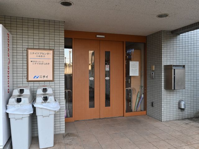 エントランスの昼間 エントランス 広々として開放感のある入り口は、訪れる人々を温かく迎えます。ゆとりを感じるこの空間で、快適な勤務が始まります。