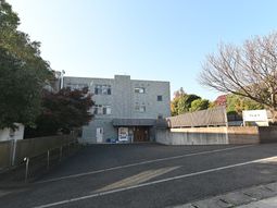 静かな環境の建物外観