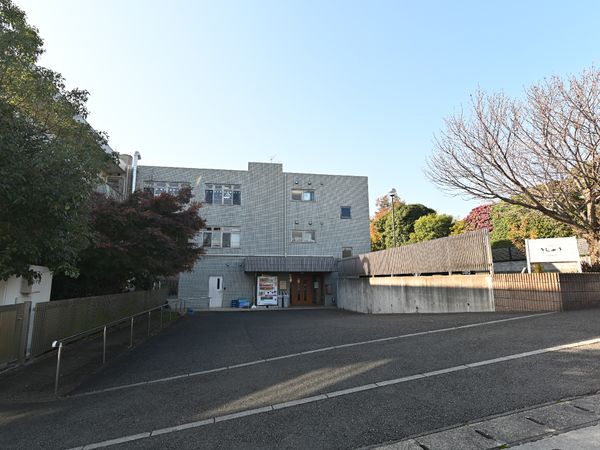 静かな環境の建物外観