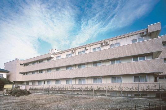 青空と建物の外観