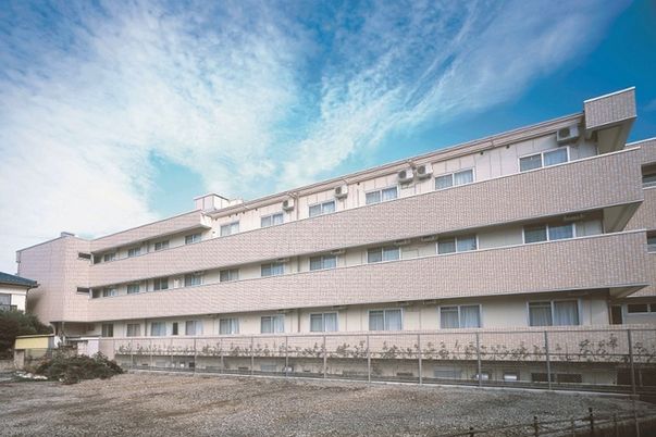 青空と建物の外観