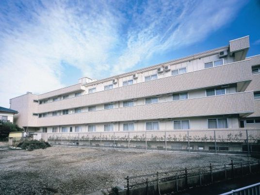 明るい外観の建物