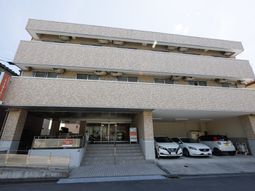 明るい外観のエントランス